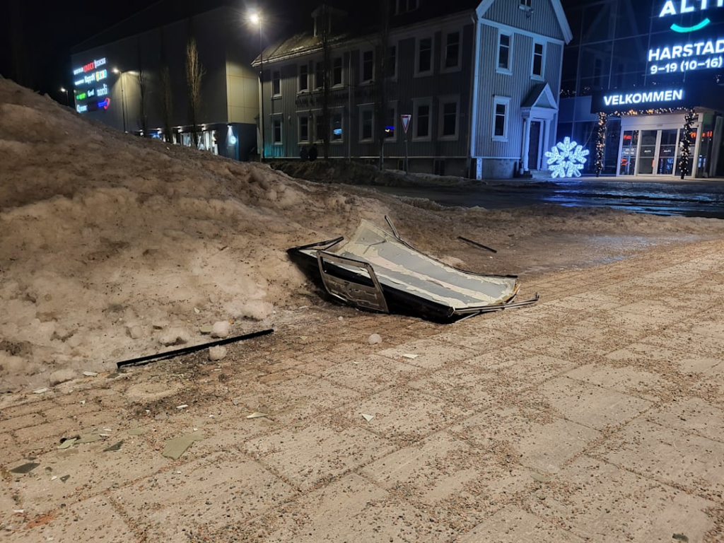 Her ligger TV-en som ifølge politiet er kastet ut av vinduet i fjerde etasje fra hotellet. Foto: Håkon Wikan, Harstad Tidende